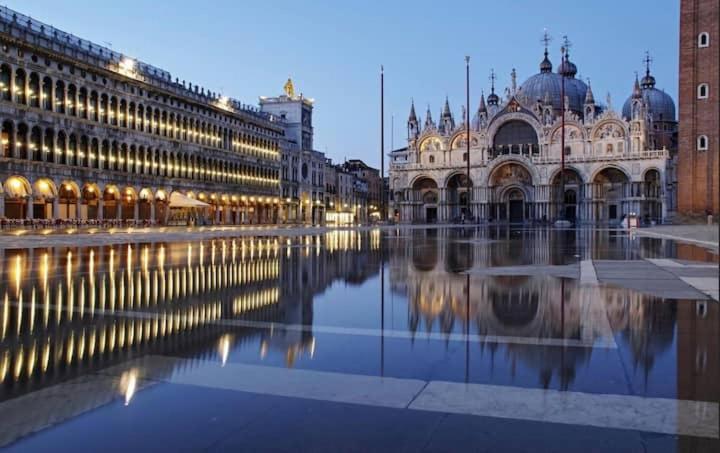 Venice Gold Room Exterior photo